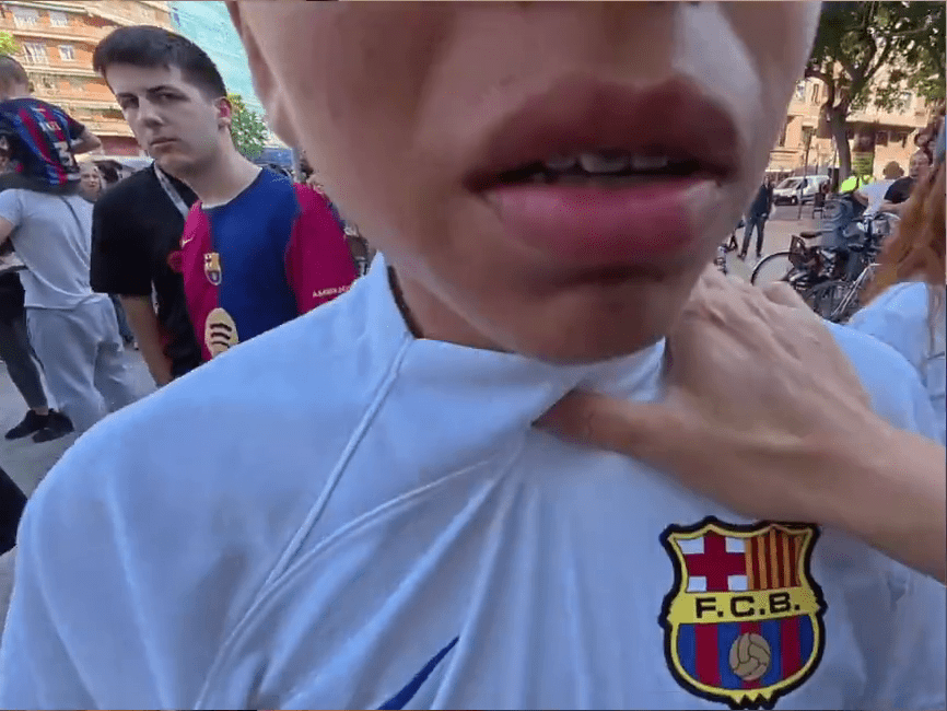 中國球迷鎖喉反擊辱華巴塞球迷。 中國球迷鎖喉反擊辱華巴塞球迷。