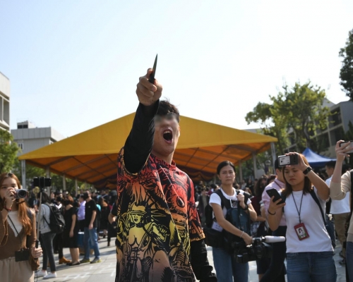 一名男子突揮刀指向學生。