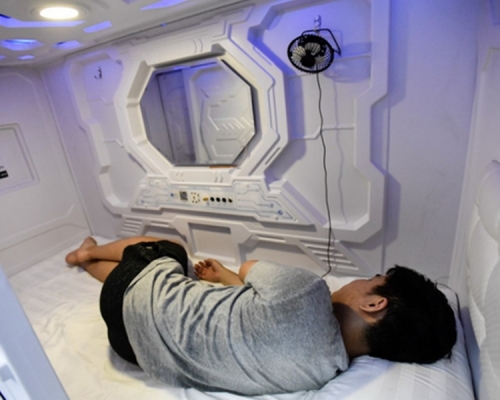 「共享睡眠艙」內有無線網絡連接,插座等設備。