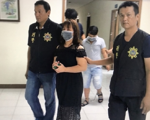 阮訓雄（後右）和范氏玉清（前中）到台犯案後被捕（網上圖片）