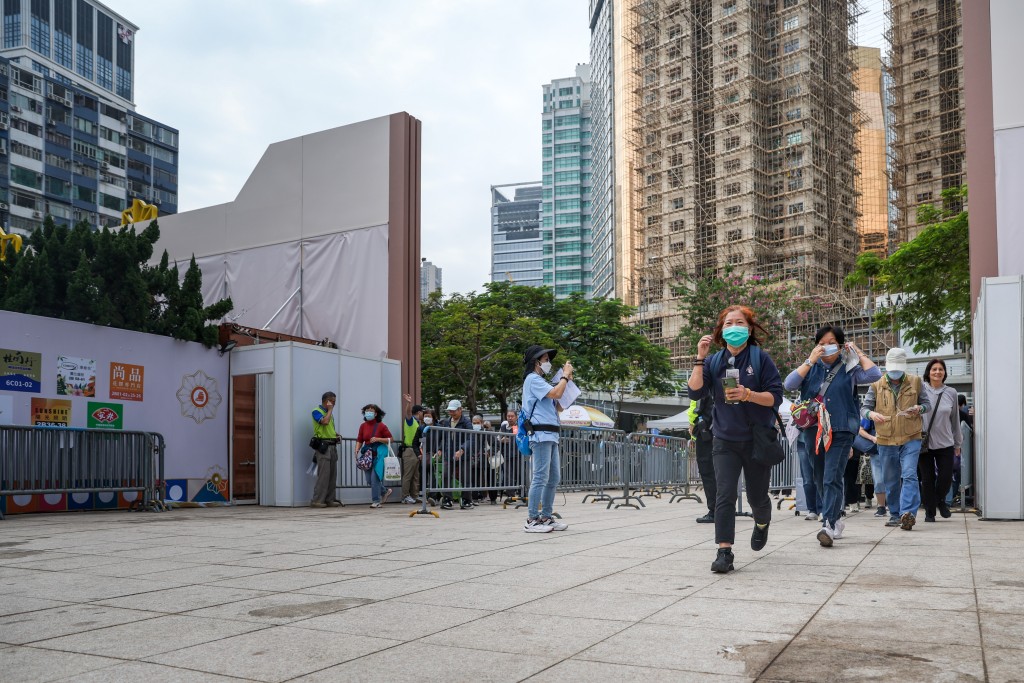 開放時間一到，不少市民跑步進場。