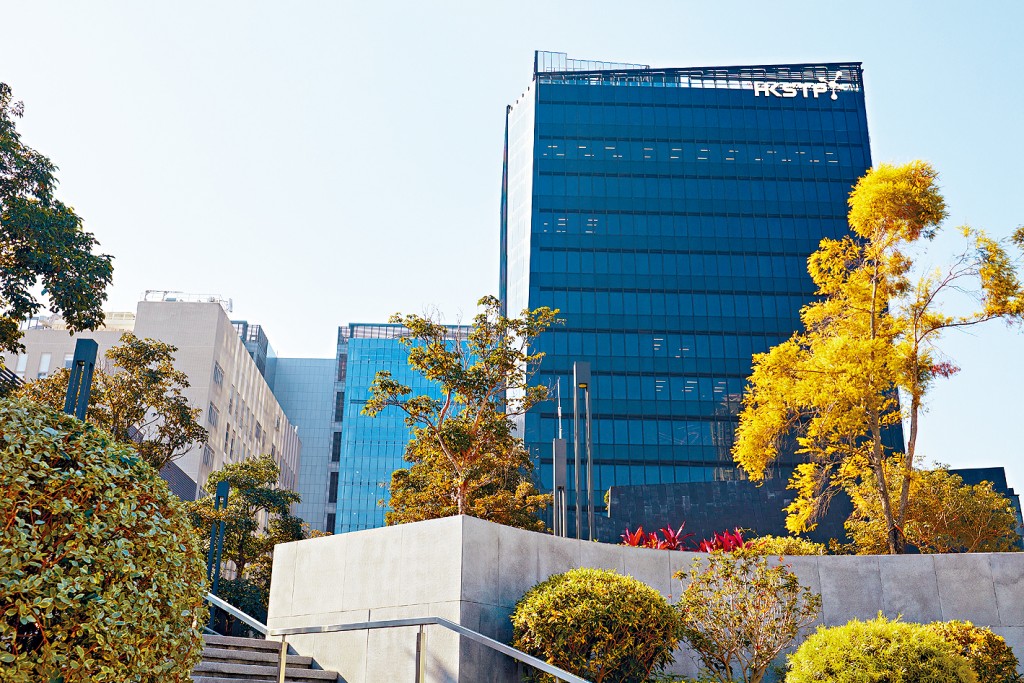 將軍澳創新園設有數據技術中心(DT Hub),完善設備助企業將數據資產轉化為商業價值,配合鄰近先進製造業中心(AMC),形成新型工業生態鏈。