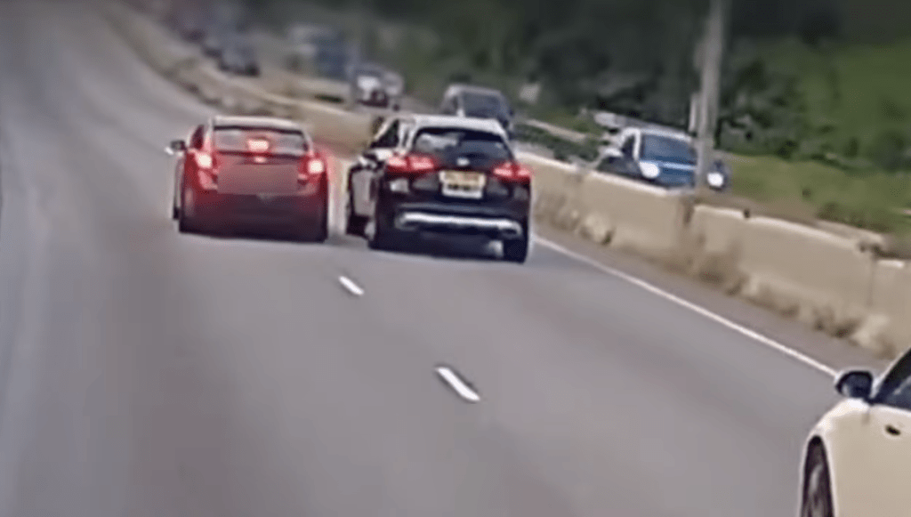 影片顯示,當時一輛掛有中港車牌的私家車正沿右線(快線)行駛,後方一輛深色凌志私家車突然迅速抽出慢線爬頭。Facebook@車cam L(香港群組)(下同) 影片顯示,當時一輛掛有中港車牌的私家車正沿右線(快線)行駛,後方一輛深色凌志私家車突然迅速抽出慢線爬頭。Facebook@車cam L(香港群組)(下同)