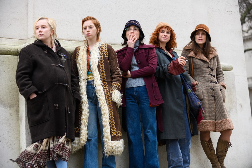 組織成員靜待時機混入選美會場。