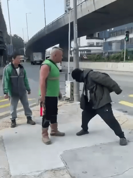 未幾另一名工人上前，向鐵騎士大喝：「你係咪想入青山？傻㗎你！」