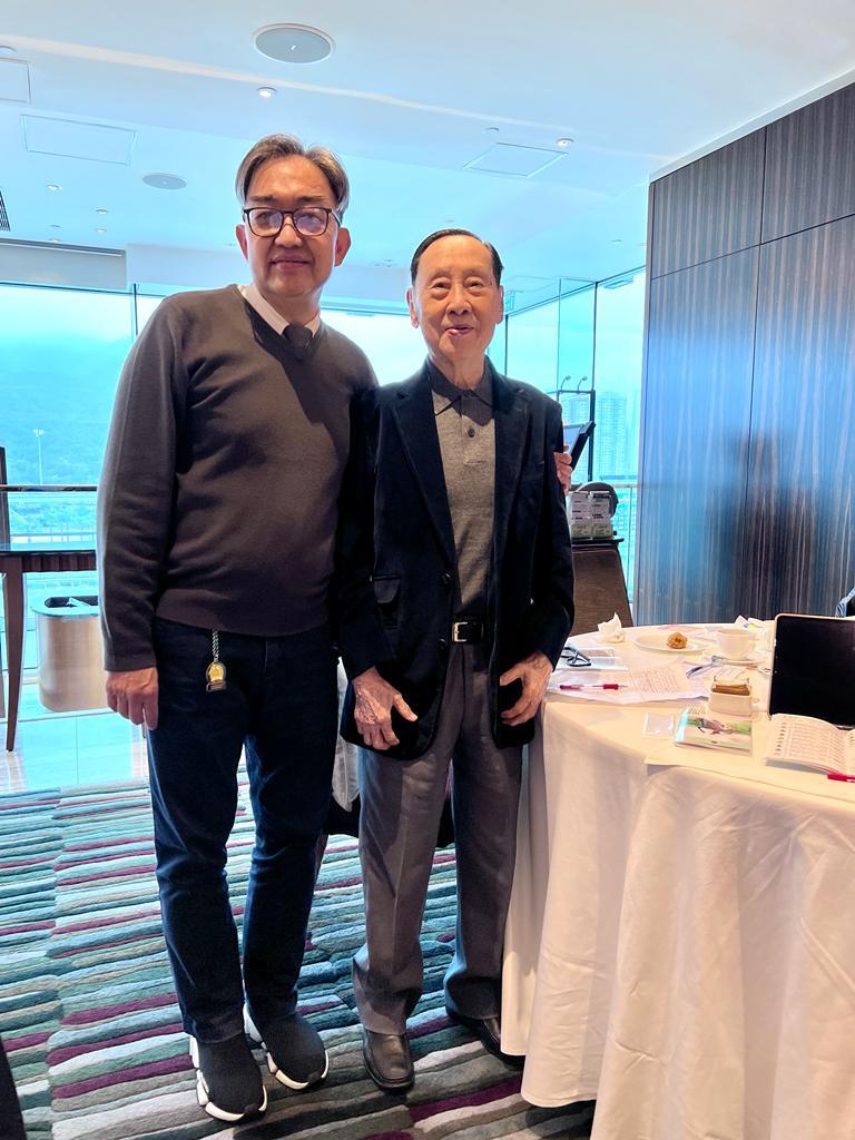 「有緣人」馬主文壽強(左)在馬場喜遇前華人練馬師陳毓麟(右)