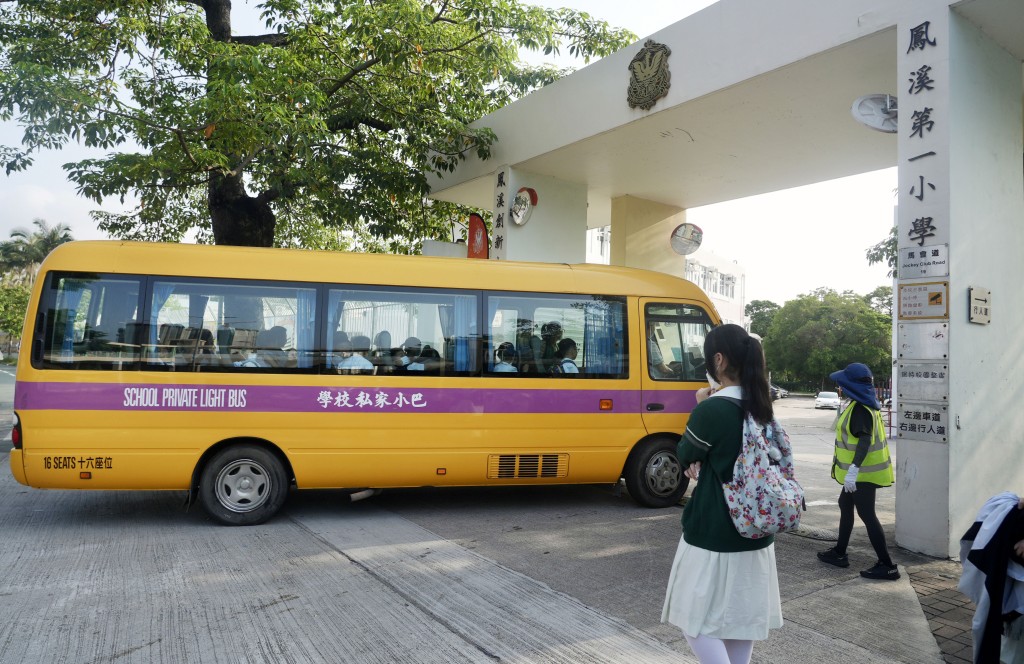 他建議當局可先在數間學校進行小規模試行,待總結經驗後,再推廣至全港實施。 他建議當局可先在數間學校進行小規模試行,待總結經驗後,再推廣至全港實施。