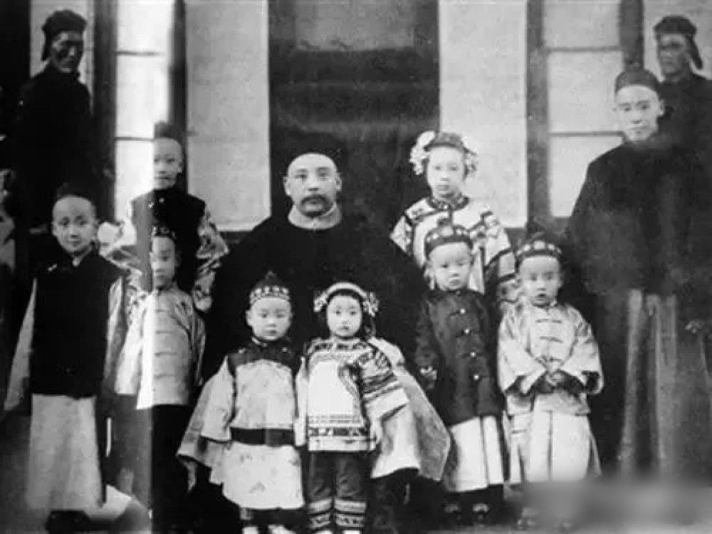 袁世凱與部分子女合影，大約攝於1904年。