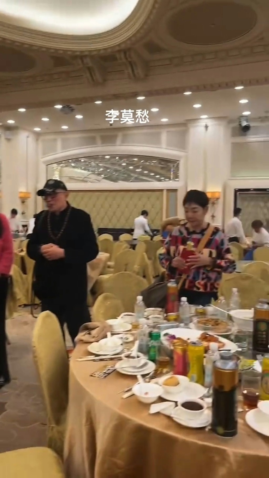 散席時雪梨揹起容量甚大的手袋，神情有點呆滯，並走近其中一張枱，拿起枱上一瓶酒。