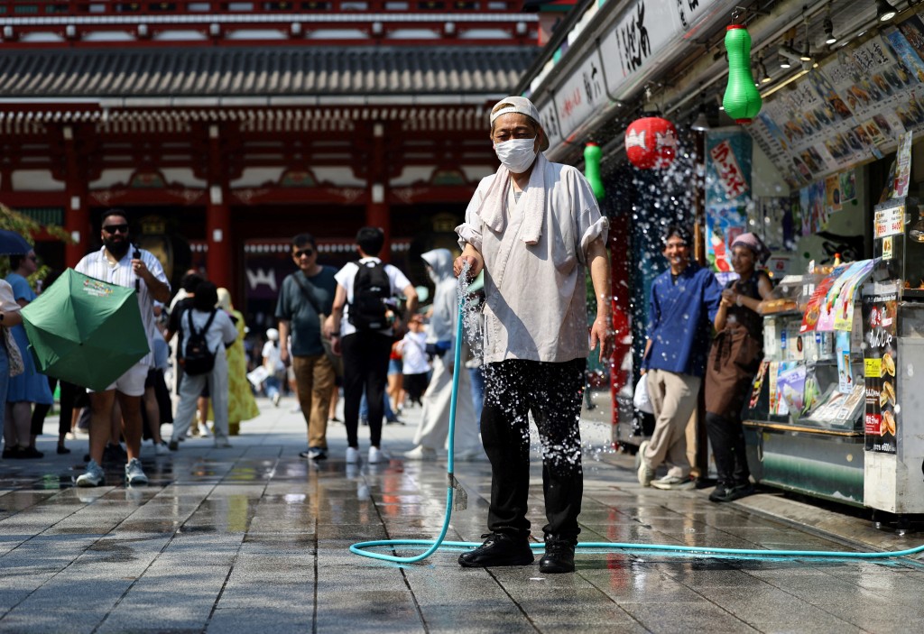東京街頭在猛烈陽光照射下，部分路面表面溫度更逼近50度。路透社