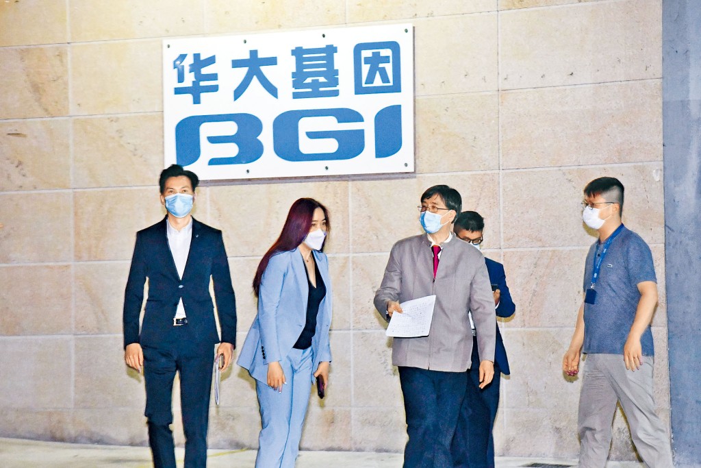 政府专家顾问袁国勇(中)昨到「华大」视察后，认为是两个阳性样本，污染了其后的二十八个样本，影响检测结果。