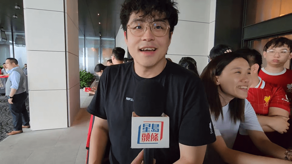 球迷譚先生自早上6時許開始等候,可惜最終沒有拿到簽名。黃文威攝 球迷譚先生自早上6時許開始等候,可惜最終沒有拿到簽名。黃文威攝