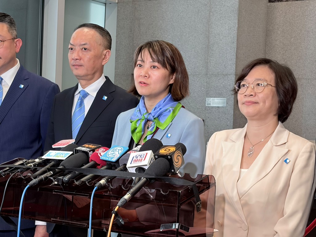鄧銘心建議完善規劃、基建及法律治理體系,加強網絡與數據安全。 鄧銘心建議完善規劃、基建及法律治理體系,加強網絡與數據安全。