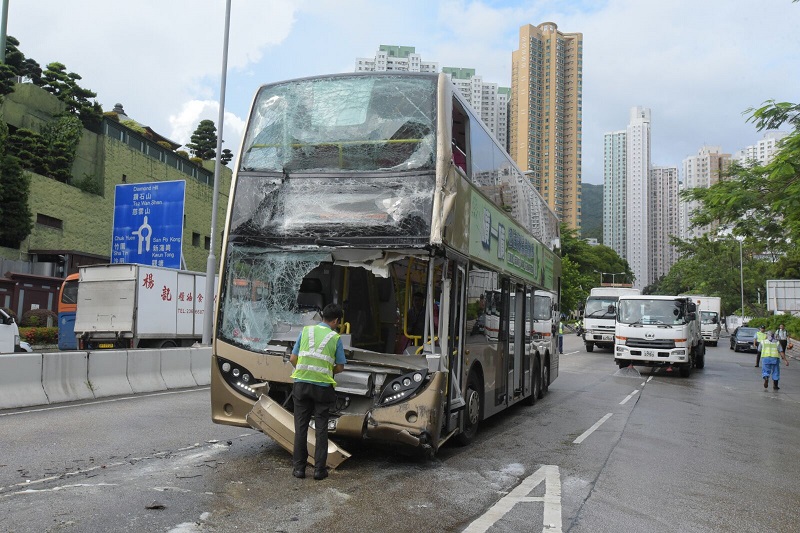 巴士下層車頭玻璃全碎裂,部分凹陷。黃文威攝