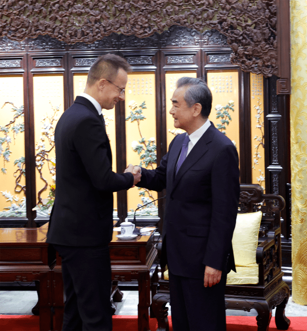 王毅会见匈牙利外长西雅尔。中国驻瑞典大使馆