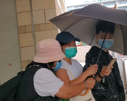 被告連俊雄(右)。
