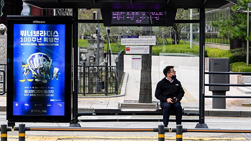 首爾市區巴士無限期全線罷工，影響日常交通。法新社