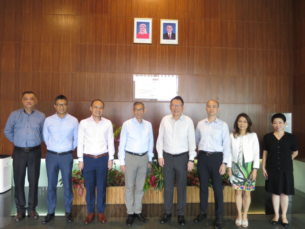 胡英明(左四)率領廉署代表團到訪新加坡貪污調查局。廉政公署圖片