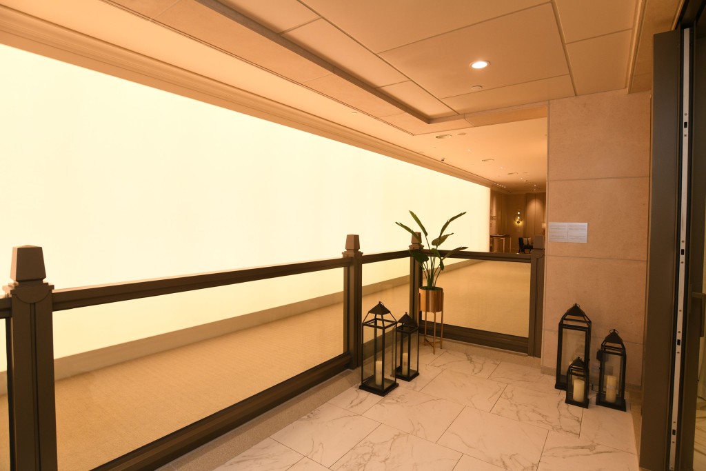 大客厅连接138方尺露台，同时饱览加多利山翠绿山峦及九龙塘辽阔景致。