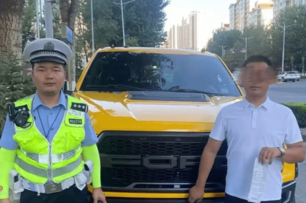 警方對駕駛者及乘客進行嚴厲批評教育。 警方對駕駛者及乘客進行嚴厲批評教育。
