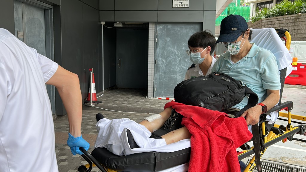 其中兩名傷者清醒送院。林思明攝 其中兩名傷者清醒送院。林思明攝