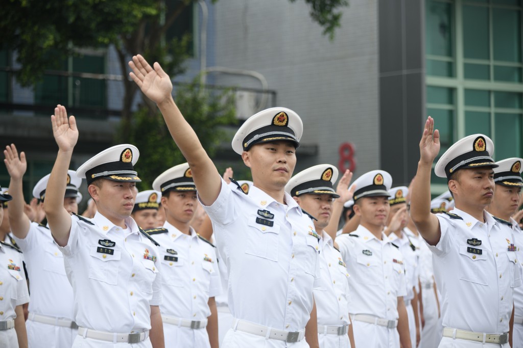 「衡陽艦」率先啟航離開,岸上的海陸空官兵代表列隊送別。 「衡陽艦」率先啟航離開,岸上的海陸空官兵代表列隊送別。