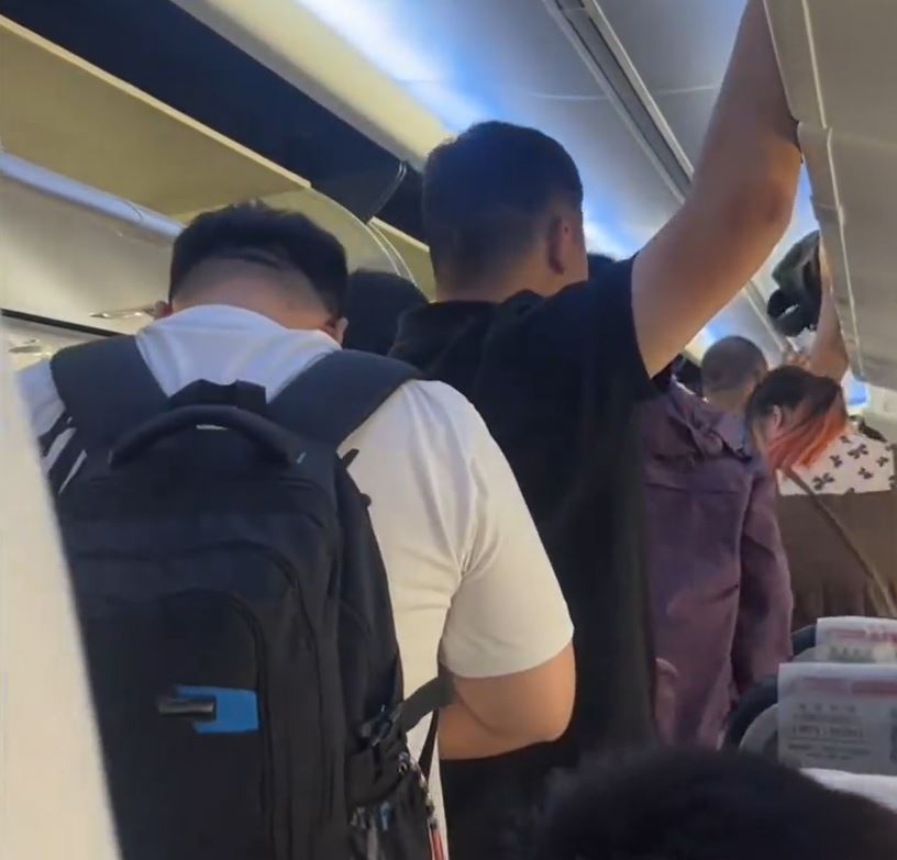 全機乘客被要求下機。