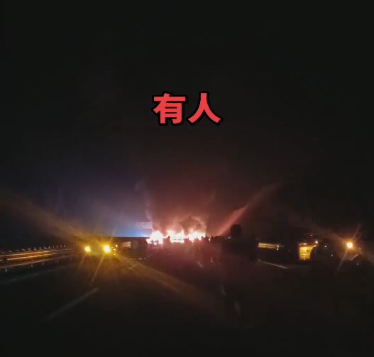 湖南運煙花貨車翻側起火，導致8車「串燒」2人受傷。
