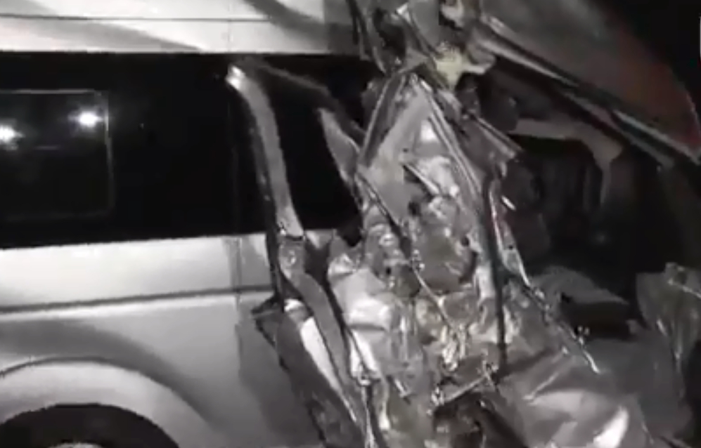 旅行車車身受損。