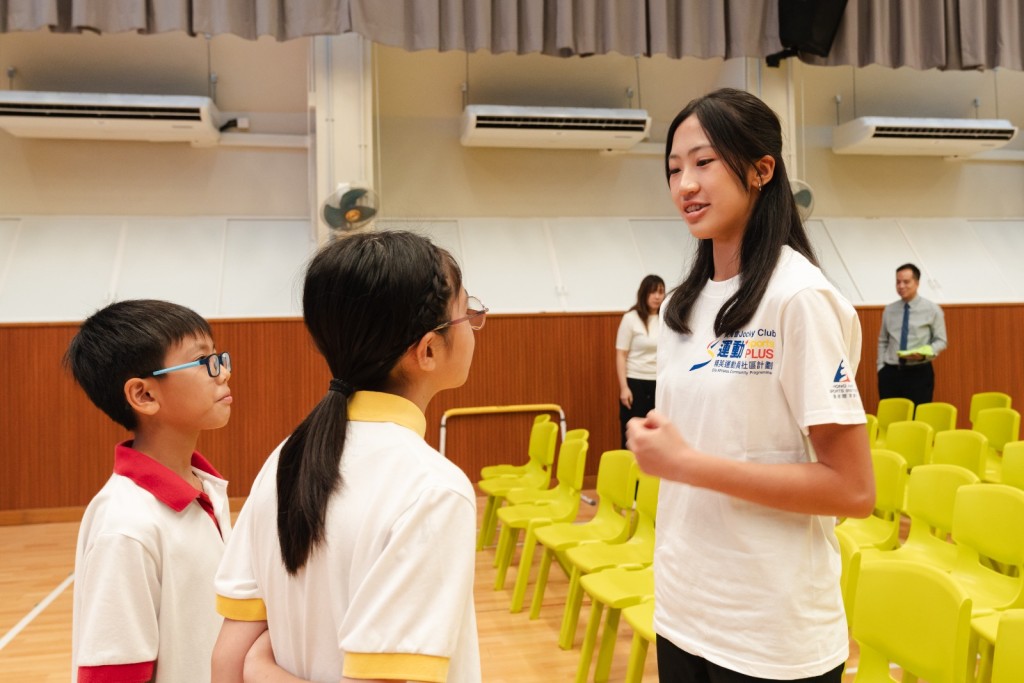 不少小朋友在活動後也拉著Chloe傾計。圖片由公關提供 不少小朋友在活動後也拉著Chloe傾計。圖片由公關提供