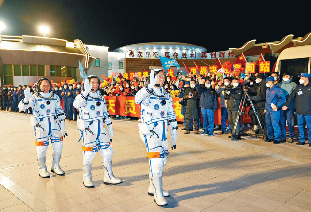 ■神舟十四太空人穿上精心設計衞衣迎接。