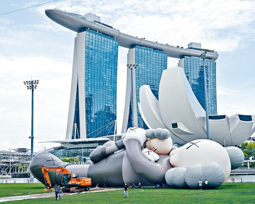 ■周五在新加坡濱海灣《KAWS:假日》展場,仍可見大型吹氣公仔躺臥着。