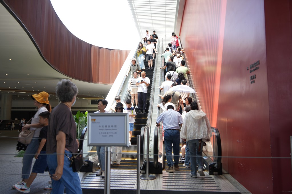 亦有旅客特意選擇國慶參觀故宮博物館，表示日後還會來港旅遊。吳艷玲攝