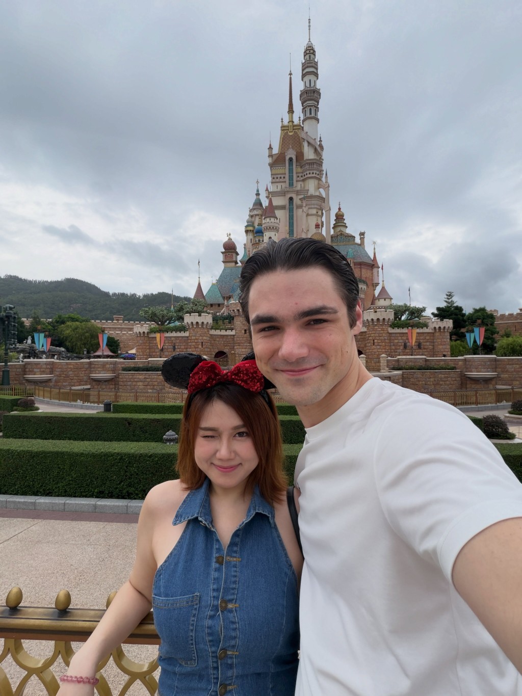 白雲與男友暢遊迪士尼樂園,在城堡前留下愛的自拍。 白雲與男友暢遊迪士尼樂園,在城堡前留下愛的自拍。