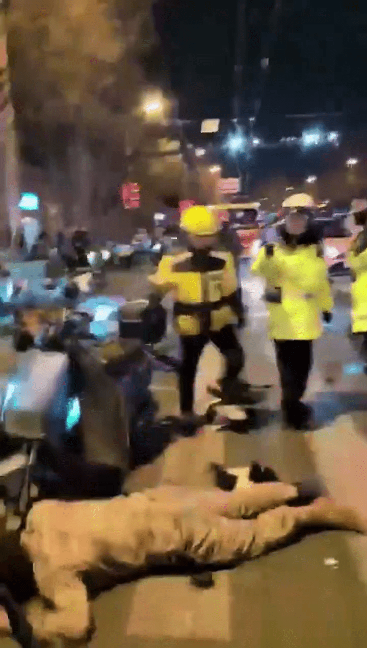 北京21岁男驾车冲红灯，连撞多辆电动单车，有伤者倒在马路中心。