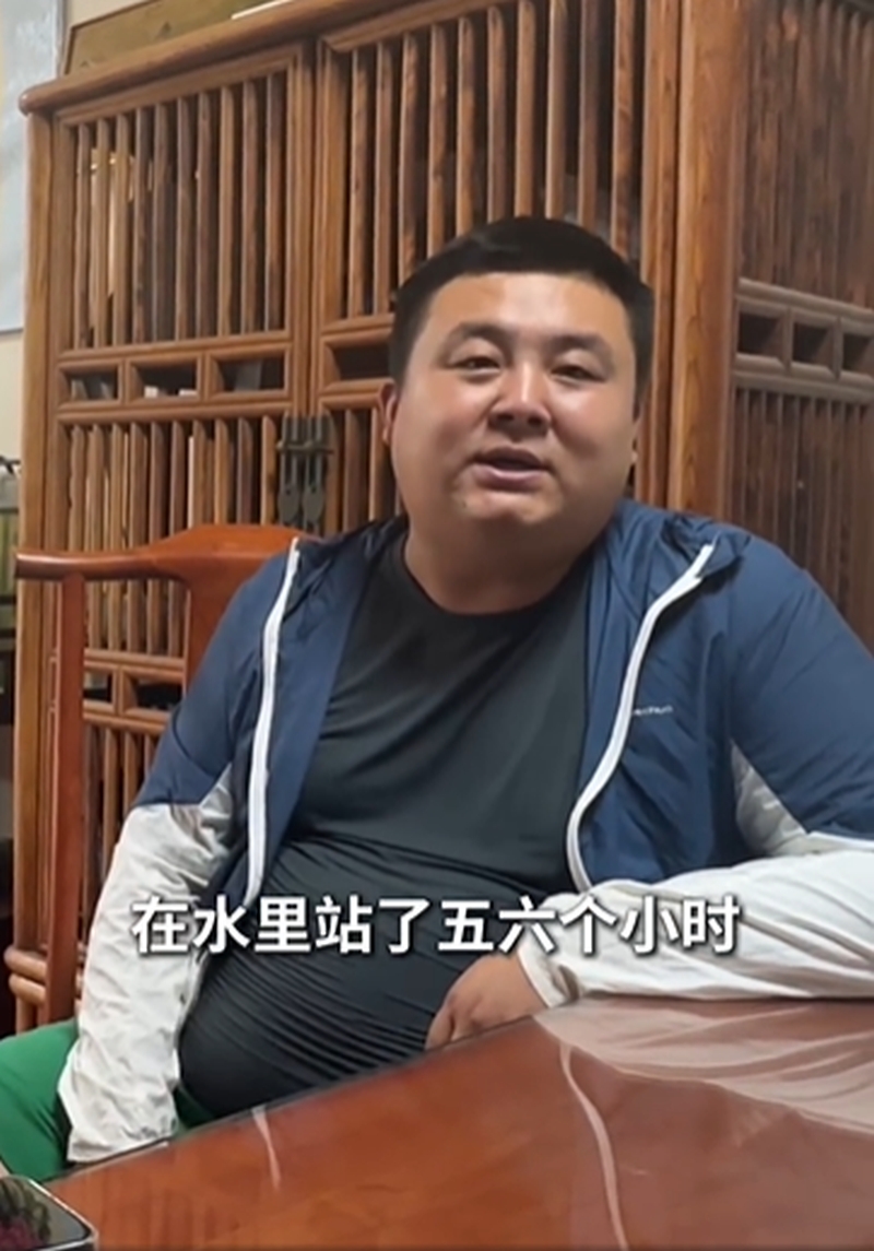 開鏟車救人村民。中國之聲 開鏟車救人村民。中國之聲