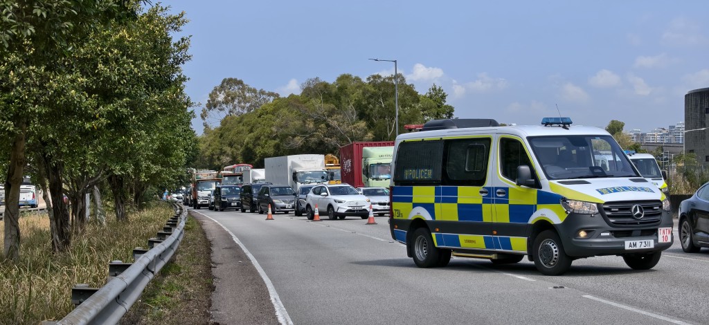現場一度封路釀大塞車。