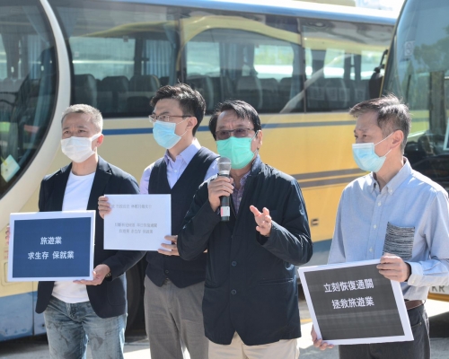 旅遊業界組織4部旅遊巴,由灣仔金紫荊廣場慢駛至政府總部。