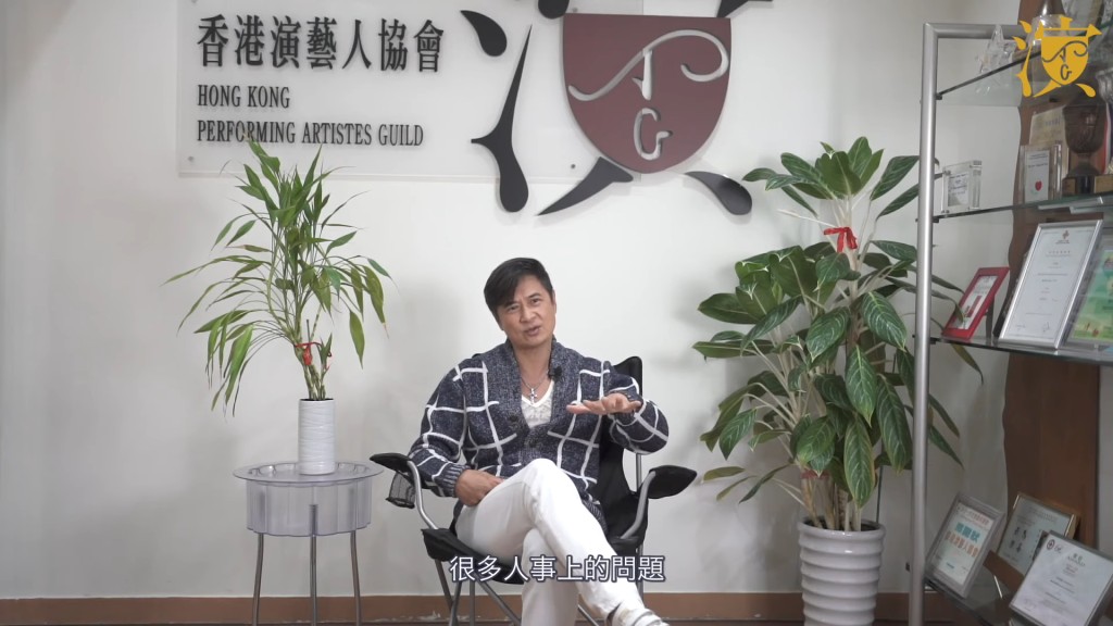 王維德在無綫多年,一直將工作機構放在首位:「咁多年我都擺工作機構喺第一位,唔介意啲行行企企角色,我受得人工,派乜畀我有乜所謂;好多人事上嘅嘢令到我好悒,好唔開心。」 王維德在無綫多年,一直將工作機構放在首位:「咁多年我都擺工作機構喺第一位,唔介意啲行行企企角色,我受得人工,派乜畀我有乜所謂;好多人事上嘅嘢令到我好悒,好唔開心。」