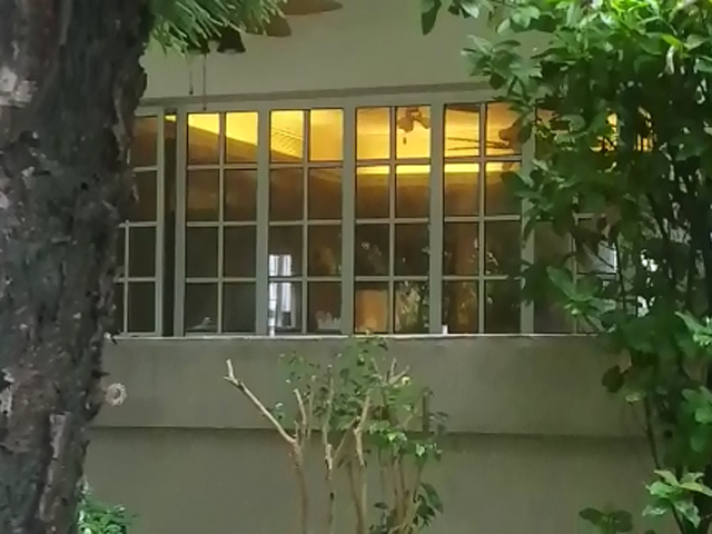 一名女子在寓所內昏迷，其後證實已死亡。 林思明攝