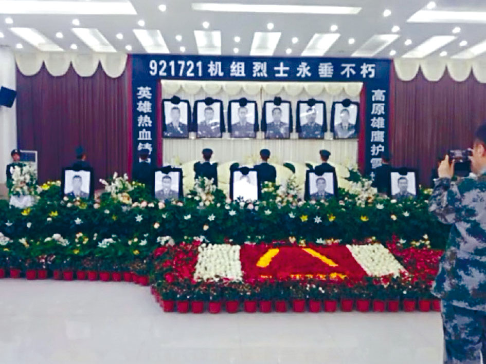 六名军人在直升机坠毁事故中殉职。