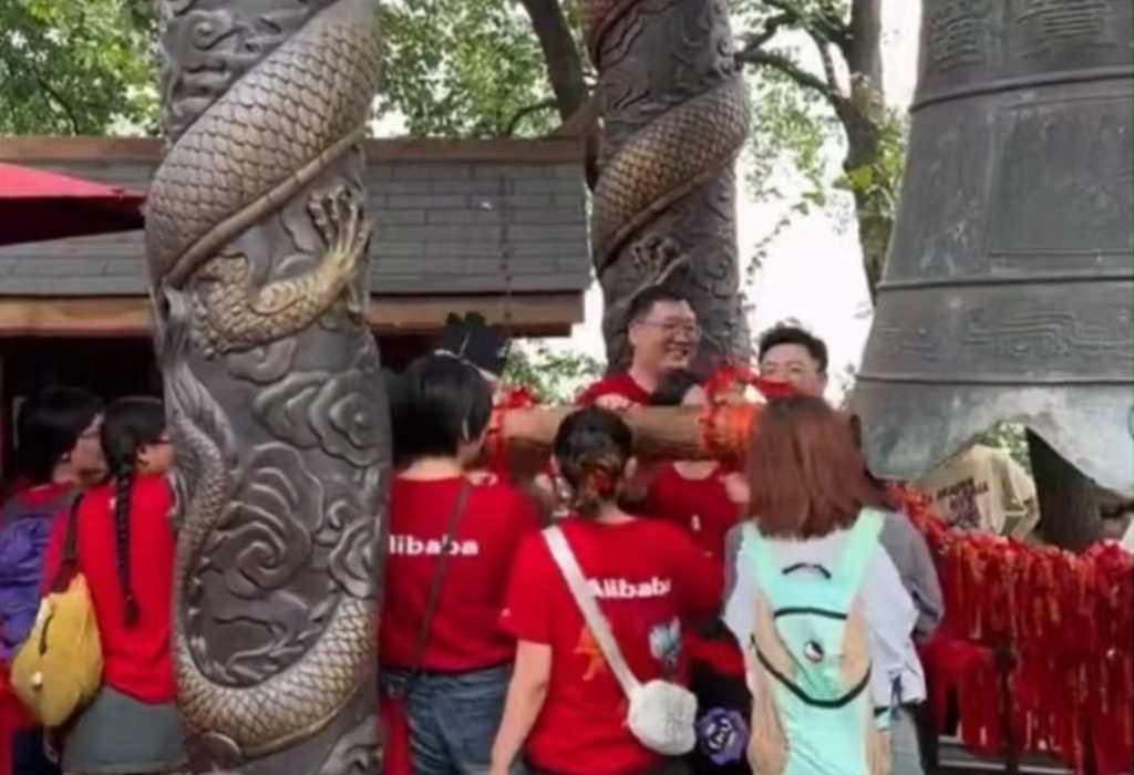 天貓團隊靈隱寺祈福,求降溫助銷冬季服。 天貓團隊靈隱寺祈福,求降溫助銷冬季服。