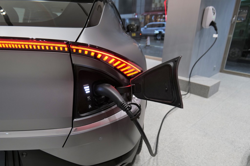 ●車尾右方隱藏充電插座,如採用用50kW DC快充需時73分鐘。