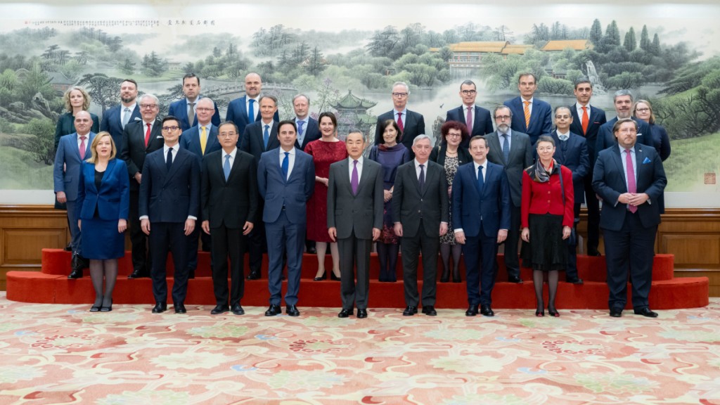 外交部部長王毅(前中)前天在北京集體會見歐盟及各成員國駐華使節。新華社　