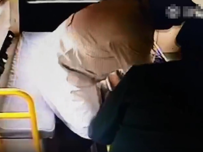 內蒙古一名男子昏迷，送院時心跳已停止，不過醫生堅持不放棄，終成功恢復其心跳。　影片截圖