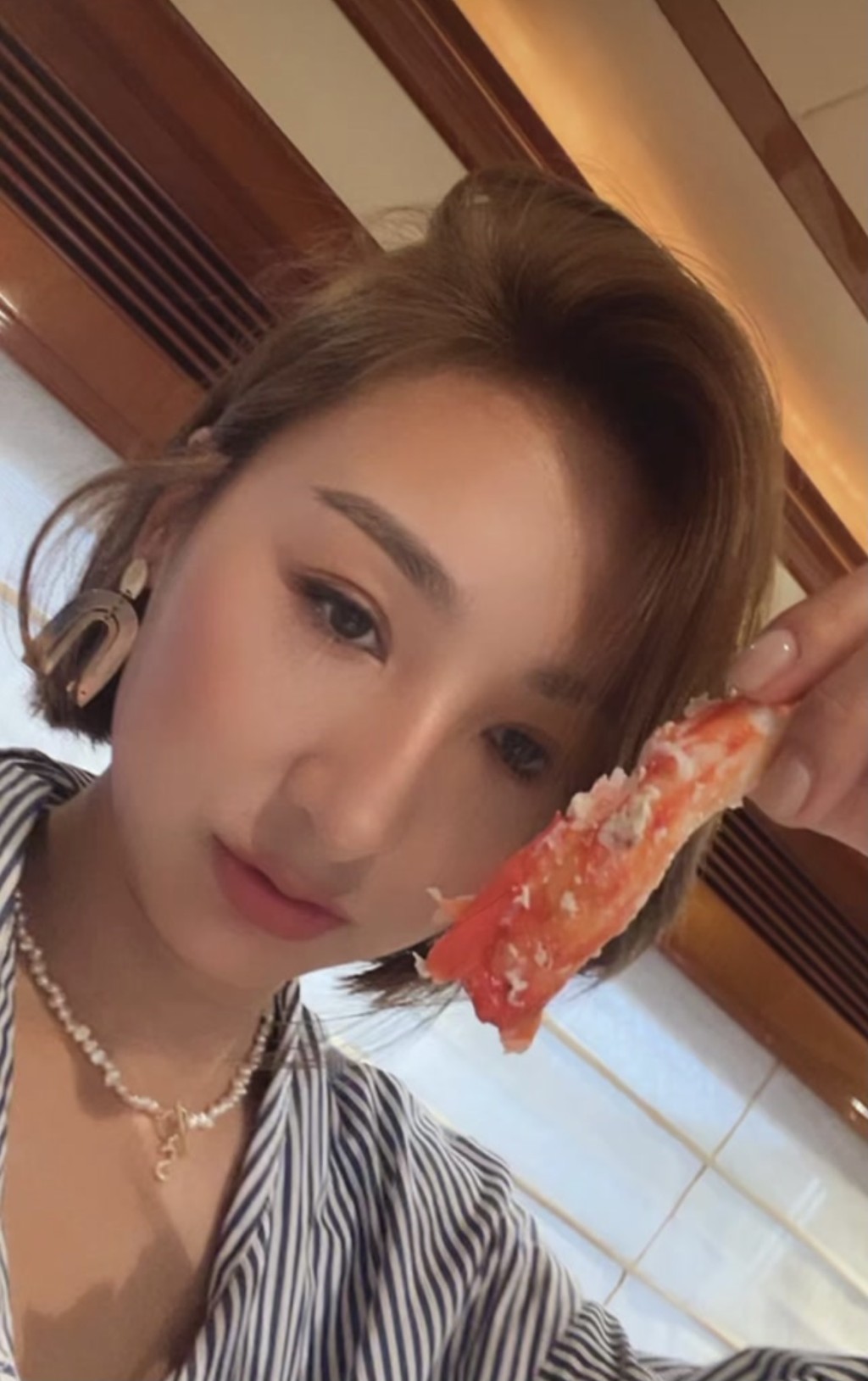 高海寧在船上歎長腳蟹。