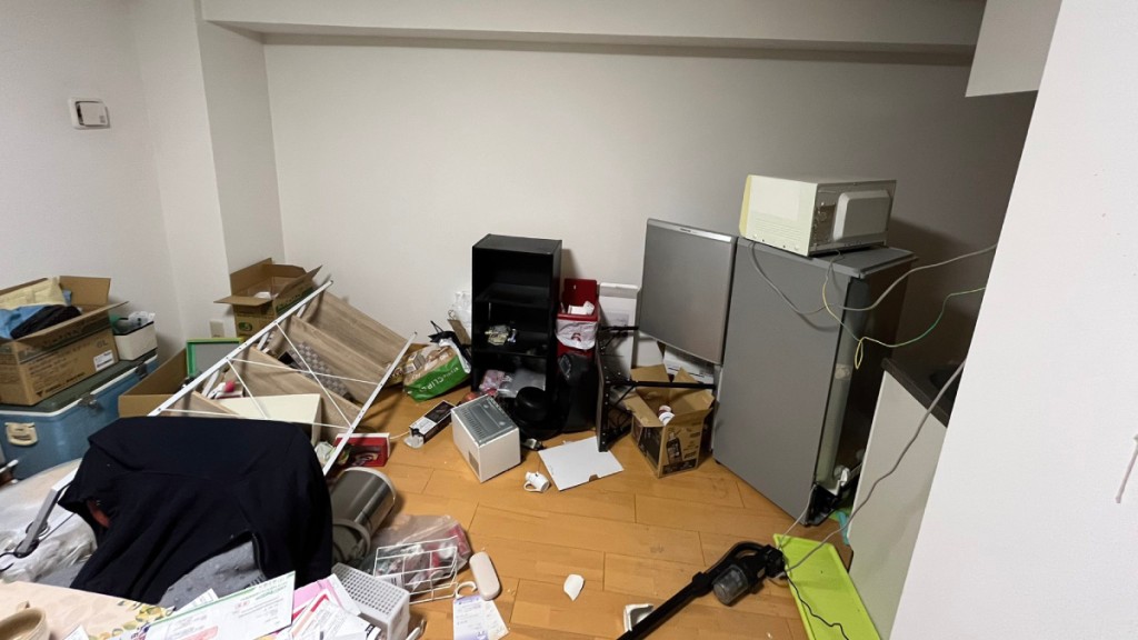 有八戶市網民在地震後上載住所雜物倒下的情況。x@@koreanadeshiko