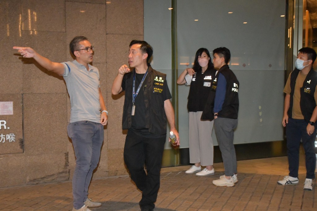 西九龙总区刑事部警司锺雅伦（左二）带队。