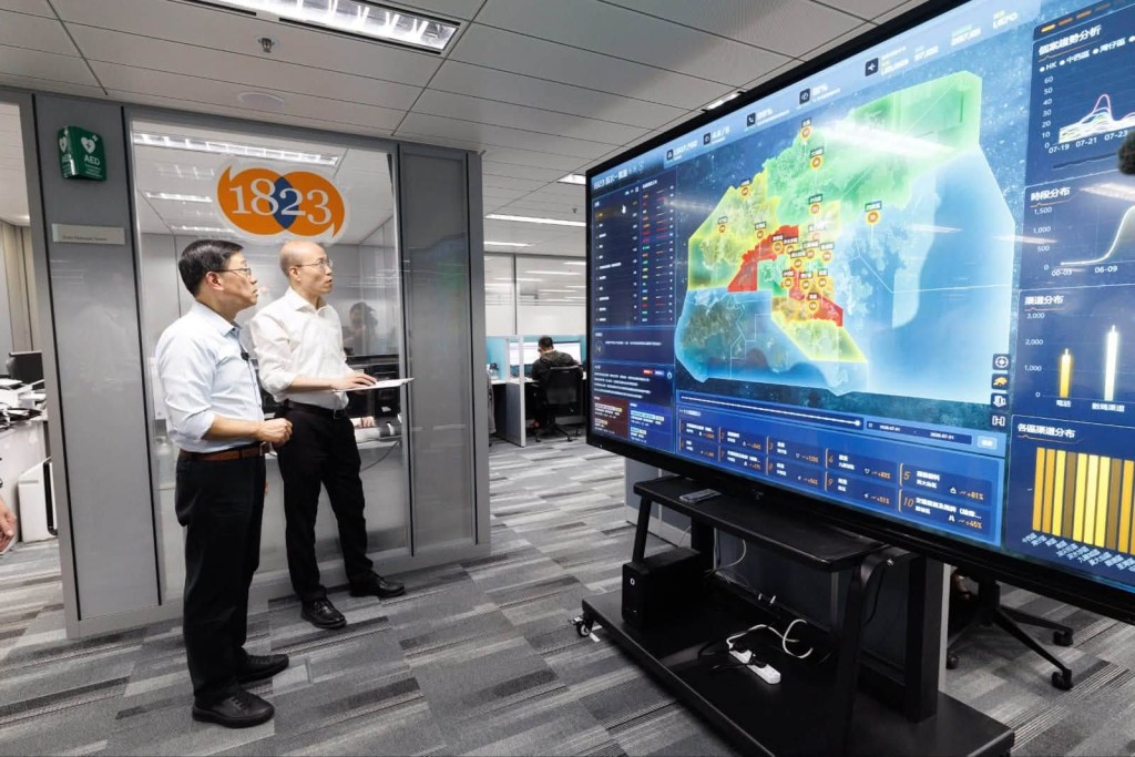 李家超轉到政府1823聯絡中心,了解中心應用AI科技,處理市民查詢和求助投訴的情況。李家超FB圖片 李家超轉到政府1823聯絡中心,了解中心應用AI科技,處理市民查詢和求助投訴的情況。李家超FB圖片