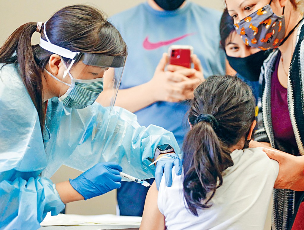 ■流感高峰期臨近，市民紛紛接種，疫苗供應緊張。